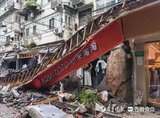 上海一商業(yè)街門頭連片坍塌