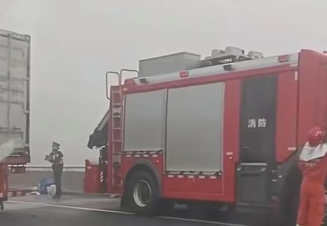 G40滬陜高速發(fā)生多車事故 致1死