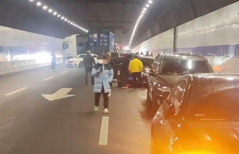G40滬陜高速長江隧道發(fā)生多車追尾事故 致16車受損